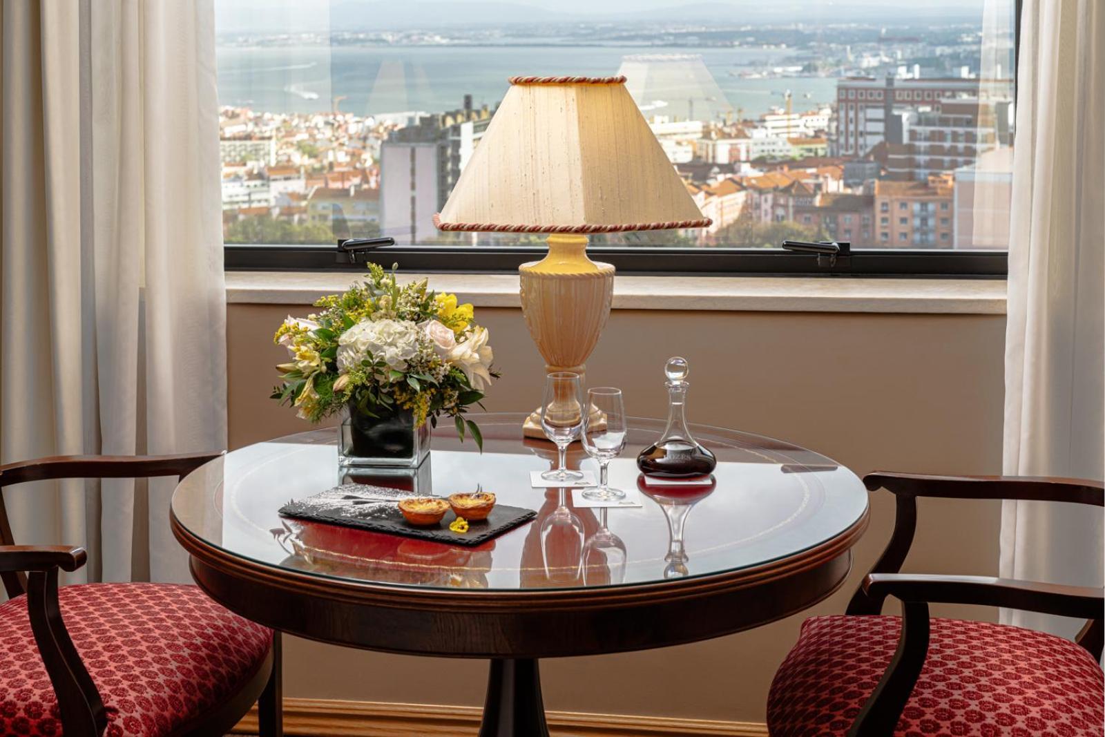 Dom Pedro Lisboa Hotell Eksteriør bilde A table with a lampshade